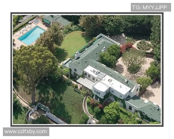 揭秘足球明星豪宅生活背后的奢华与温馨家庭环境