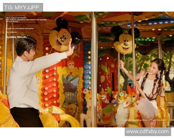 篮球明星米老鼠与球场风采合影留念展现运动魅力与童趣结合的精彩瞬间